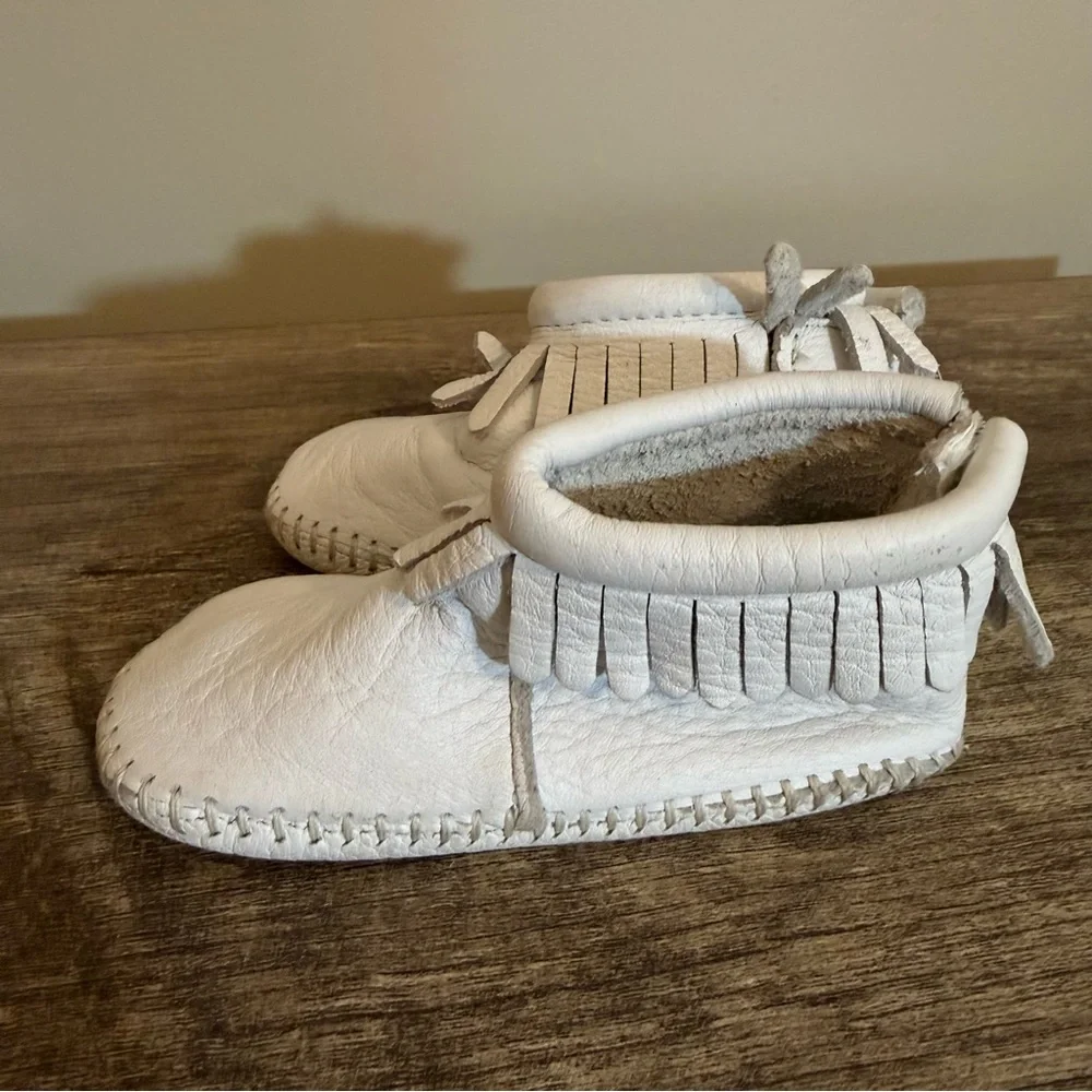 Minnetonka White Leather Fringed Moccasin Booties Infant Size 5 Vintage